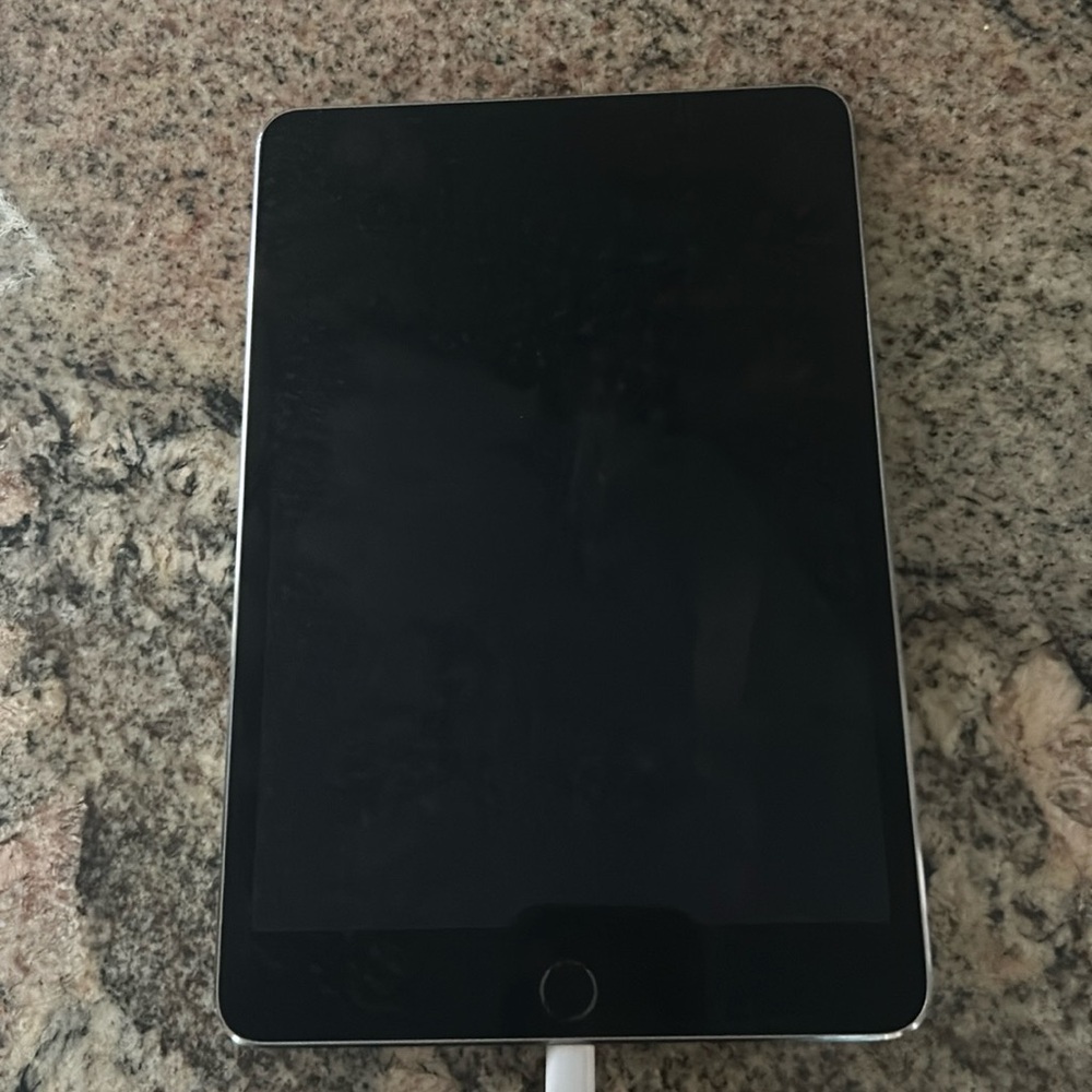 This is an iPad mini from the year 2020 barely used. Silver with black trim.